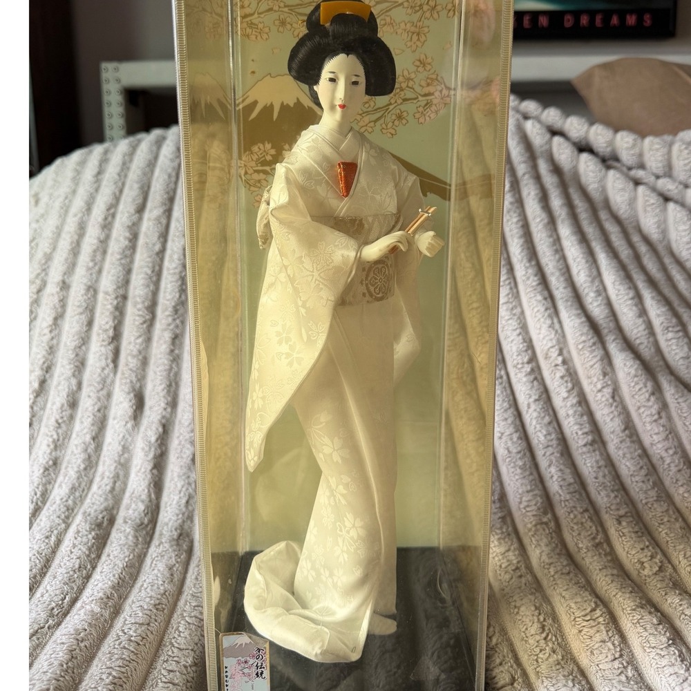 Vintage Japanese Kabuki Geisha Doll White Silk Kimono Mount Fuj Acrylic Case 15'